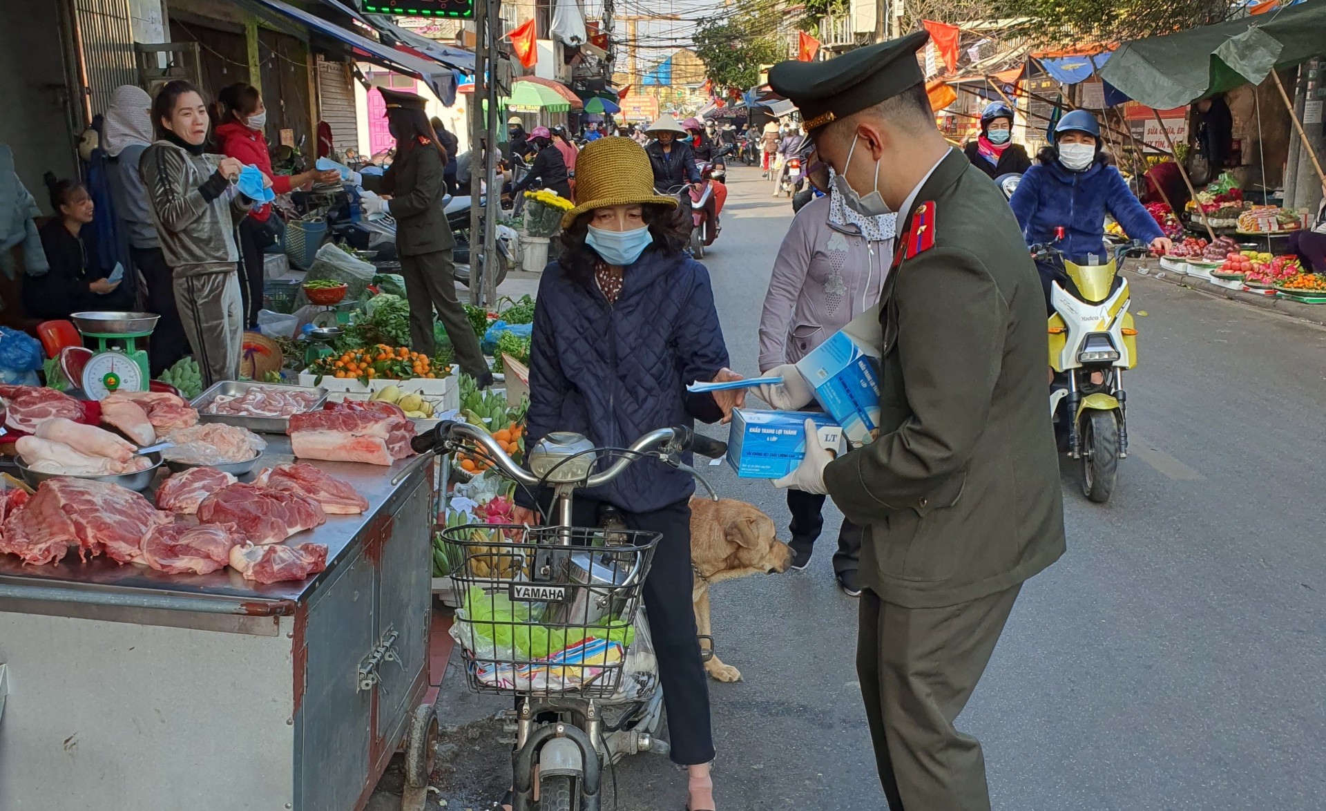 Đoàn thanh niên Phòng Hậu cần: Phát 1500 khẩu trang và tuyên truyền phòng chống đại dịch Covid – 19